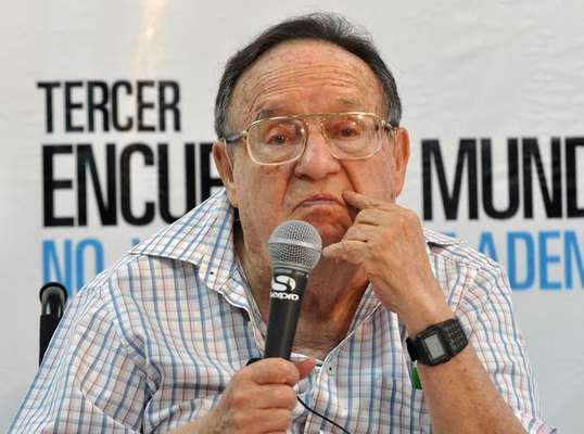 El humorista y actor Roberto Gómez Bolaños ha sido uno de los personajes que más veces ha pasado por muerto en las diferentes redes sociales. A principios de octubre de 2012, el creador de 'El Chavo del Ocho' fue noticia en la web por su supuesto fallecimiento y ahora, nuevamente se convierte en trending topic de Twitter por uno de esos rumores.