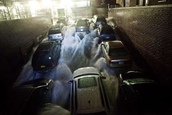 2012: HURACAN SANDY - A fines de octubre de 2012, el huracán Sandy arrasó con el Caribe antes de llegar a Estados Unidos. Durante el lapso que tardó en tocar tierra, meteorólogos se cansaron de explicar por qué Sandy iba a ser el peor huracán en azotar la nación. "Supertormenta" o "Frankestorm" fueron alguno de los apodos que recibió Sandy. Si bien EEUU no fue desvastado, lo cierto es que Sandy provocó gravísimos daños y fue uno de los peores huracanes de los últimos años. Los muertos en la Costa Este superaron los 100 y se produjeron inundaciones, destrozos y millones de usuarios se quedaron sin electricidad por varios días. New York, Carolina del Norte y el noreste de EEUU fue la zona más afectada. Antes, Haití, Cuba, República Dominicana y Bahamas también sufrieron por el paso de Sandy.