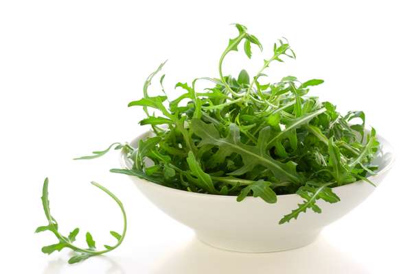 Rúcula (4 calorias por xícara) - esta folha delicada e levemente apimentada é incrivelmente baixa em tudo o que você não quer, especialmente calorias, gordura, gordura saturada e colesterol. Quanto aos efeitos positivos, as fibras, vitaminas A, C e K e outros nutrientes, como potássio, se destacam. Perfeita para saladas, sopas ou qualquer prato que leve folhas verdes, a rúcula pode ainda ajuda sua vida romântica. Algumas evidências sugerem que os minerais e antioxidantes presentes nas folhas escuras são essenciais para a vida sexual porque podem ajudar a bloquear a absorção das toxinas que atrapalham a libido