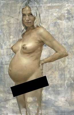 Sienna Miller se convirtió en madre en Julio del 2012, cuando dio a luz a una niña a la que llamó Marlowe Ottolin. Ahora, una foto de la actriz embarazada y desnuda sale a la luz.Miller decidió posar desnuda pocas semanas antes del nacimiento de su bebé para un retrato hecho por el artista Jonathan Yeo.