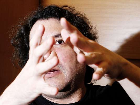 O chef peruano Gastón Acurio nasceu em uma família com quatro irmãs mulheres, sendo que nenhuma delas sabe cozinhar. Se dependesse dos pais, ele não chegaria nem perto das panelas, mas sim, do palanque. "Me prepararam para ser político", conta, em entrevista exclusiva ao Terra