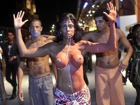 Uma manifestação chamou a atenção no Píer Mauá no início da noite desta quarta-feira (7), no primeiro dia do Fashion Rio