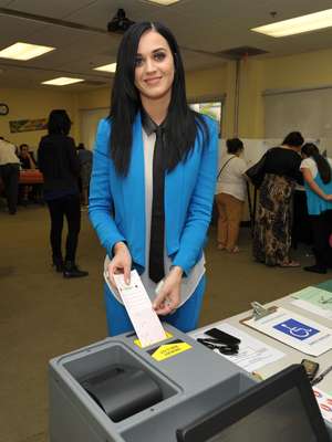 Estamos acostumbrados ver a Katy Perry con sugerentes atuendos sobre el escenario, pero esta vez fue capturada vestida bien formal, mientras con una sonrisa, de oreja a oreja, ejercía su derecho al voto como ciudadana de los Estados Unidos, en un centro de votación de Los Ángeles. Aunque el acto electoral es secreto, nos imaginamos que la estrella se inclinó por la propuesta de reelección del presidente Barack Obama, ya que en varias oportunidades la vimos participando en conciertos que apoyaban esa candidatura, misma que resultó la victoriosa en la contienda.