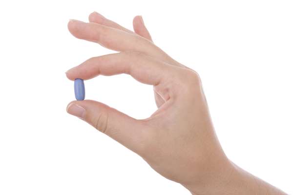 O desejo de melhorar o desempenho sexual leva jovens de 20 a 35 anos a utilizarem medicamentos para disfunção erétil de maneira irregular, ou seja, sem indicação de um especialista. É o que aponta o levantamento inédito realizado no ambulatório de sexualidade do Centro de Referência em Saúde do Homem.A unidade atende mais de 300 homens por mês com problemas sexuais e cerca de 20% deste total afirma já ter feito o uso de estimulantes sexuais, pelo menos uma vez, sem prescrição médica. Na hora da consulta, as explicações são sempre as mesmas: curiosidade, vontade de aprimorar a performance sexual e, claro, o receio de falhar na "hora H"
