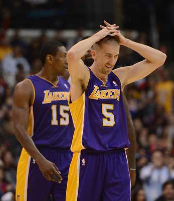 Es evidente la desesperación que viven los jugadores de Lakers.