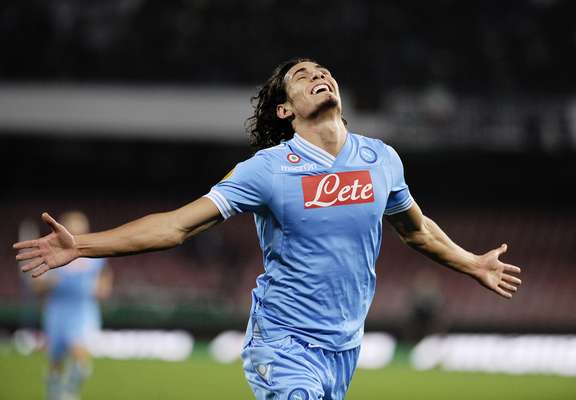El Napoli estaba perdiendo en el Estadio San Paolo, pero apareció Cavani y con cuatro goles le dio la victoria a los italianos.
