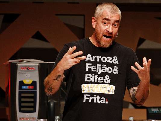 Com um tema um tanto quanto curioso e uma atitude impensável por se tratar de um dos maiores chefs do mundo, o brasileiro Alex Atala encerrou o ciclo de palestras na Semana Mesa SP, na noite desta quinta-feira, no Senac Santo Amaro, discursando a respeito da importância de consumirmos 100% da carcaça do boi como forma de evoluirmos econômica, social e ambientalmente. Apesar de admitir que seria criticado por isso, Atala ofereceu ao público refeições feitas com carne de segunda, mostrando que é possível utilizar outras partes do boi para alimentação além das mais tradicionais e mais caras