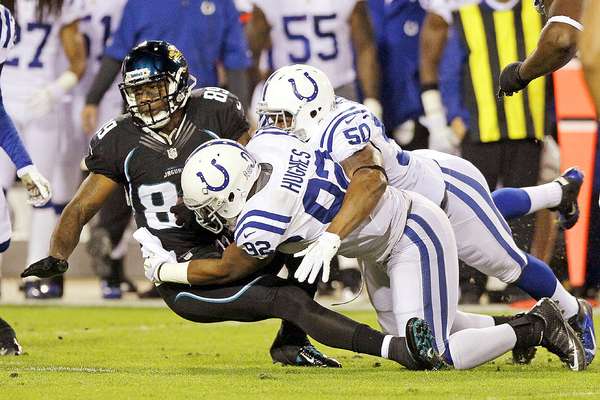 El novato mariscal de campo Andrew Luck brilló intensamente al anotar por tierra en dos ocasiones en la victoria de los Potros de Indianápolis por 27-10 sobre los Jaguares de Jacksonville en el inicio de la semana 10 de la NFL 2012