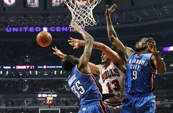 Thunder vs. Bulls: Joakim Noah intenta driblar la marca de Serge Ibaka y Kevin Durant. Oklahoma City derrotó 97-91 a Chicago.