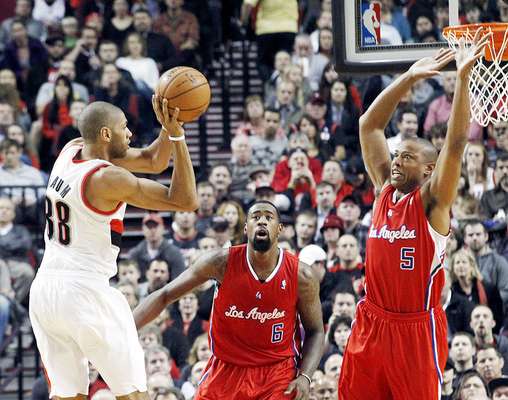 Clippers vs. Trail Blazers: El francés Nicolas Batum intenta pasar el balón ante la marca de DeAndre Jordan (6) y Caron Butler (5). Los Ángeles vencieron 103-90 a Portland en el Rose Garden.