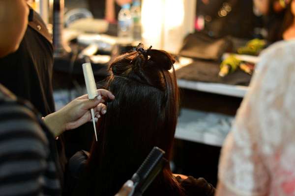 Modelo da grife Espaço Fashion passa por cabeleireiro antes do desfile desta quinta-feira (8)