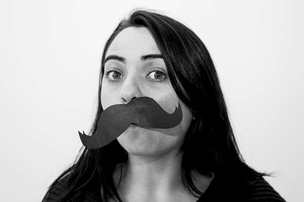 En el mes de noviembre el movimiento internacional Movember (contracción en inglés de Moustache bigote y November noviembre) invita a que todos los hombres del mundo se dejen crecer este símbolo tan masculino. Ahora, las mujeres también se han integrado.