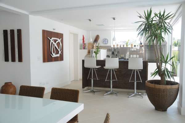 Neste ambiente concebido pelo arquiteto Marcus Carrasco e pela designer Renata Amado, a trama trançada aparece diversas vezes, como nos vasos e nas cadeiras. Informações: (11) 2228-1588