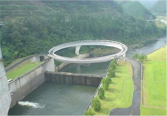Ponte da Amizade, Japão: normalmente uma ponte serve para encurtar a distância entre dois pontos. Mas esse não é o caso da Ponte da Amizade, na cidade japonesa de Nantan, situada perto das águas termais de Yoshi, na periferia de Kyoto. Esta ponte de 80 metros de diâmetro efetua um trajeto circular e serve para ilustrar a serenidade trazida no complexo de termas