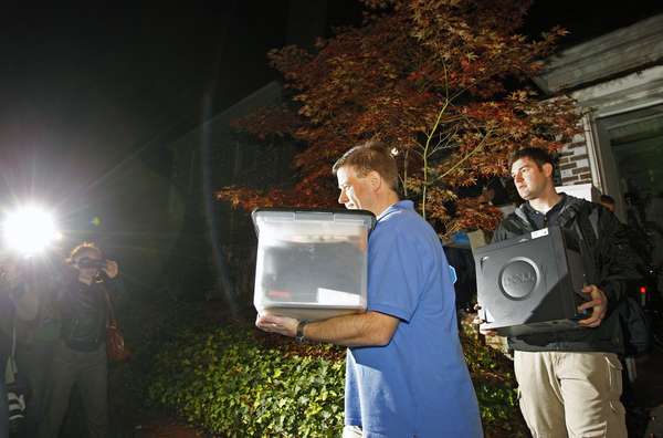Agentes del FBI acudieron el lunes en la noche a la casa de Paula Broadwell, quien fue amante del ya ex director de la CIA, David Petraeus, en Charlotte, North Carolina.