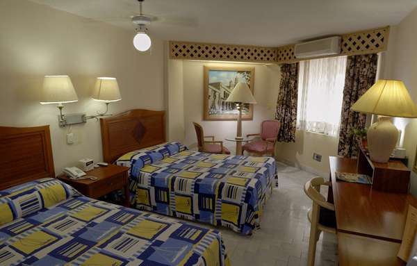 Western Plaza Kokai, em Cancun, é uma opção para quem quer economizar sem abrir mão do conforto. Restaurante, sala de reuniões, piscina e 48 quartos com sacada estão na estrutura do hotel. Onde: Av. Uxmal26, Sm. 2ª, Cancun, Quintana Roo - México. Diária: R$ 61. Site: www.hotelkokai.com
