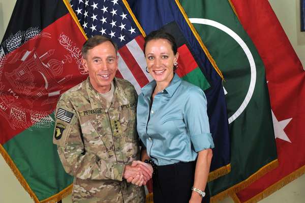 A diferencia de muchas historias acerca de poderosas figuras de Washington que tienen asuntos secretos, la caída del jefe de la CIA David Petraeus va más allá del sexo, según un artículo publicado por CNN. El escándalo del general del ejército que dirigió las guerras en Irak y Afganistán implica cuestiones de seguridad nacional, política y hasta el ataque contra el consulado de EE.UU. en Bengasi, Libia, que dejó cuatro estadounidenses muertos, en pasado 11 de septiembre.