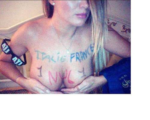 Modelo erótica francesa que ficou conhecida como a "profetisa da Eurocopa", Virginie Caprice voltou a fazer suas previsões. Ela postou uma imagem no Twitter na qual se lê, escrito em francês, que o amistoso entre Itália e França terminará empatado por 1 a 1. Nesta quarta-feira (14 de novembro), as seleções europeias se enfrentam no Estádio Ennio Tardini, em Parma
