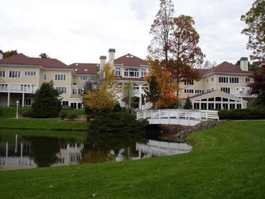 The 50 Cent Mansion : Esta Increíble mansión fue adquirida por el rapero neoyorkino por una suma de $ 4,1 millones de dólares. Su remodelación tuvo un costo 6 millones que logró ambientes indiscutiblemente sin aire de magnificencia. El músico, productor y también actor jamás se aburrirá en su casa ya que en sus 48.000 m² construidos, 17,6 hectáreas de patios y jardines, cuenta con 19 dormitorios, 35 baños,4 cocinas, comedores, gimnasio, sala de cine, 2 piscinas (una de ellas con cascada), 5 jacuzzis, 2 Salas de billar, campo de tiros dentro de la casa, cancha de baloncesto, estudio de grabación y una discoteca.