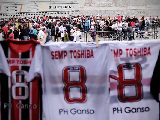 A promessa de estreia de Paulo Henrique Ganso com a camisa do São Paulo animou a torcida tricolor, que aproveitou o feriado desta quinta-feira para garantir o ingresso para o duelo diante do Náutico, neste próximo domingo, às 17h (de Brasília). Os torcedores fizeram longas filas nas bilheteria do Estádio do Morumbi