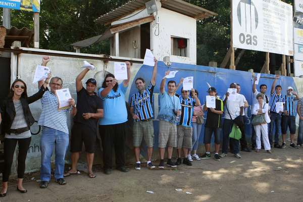 Os gremistas mostraram nesta quinta-feira que estão empolgados com o novo estádio do time. Em pleno feriado, eles retiraram bilhetes eletrônicos para o jogo que vai inaugurar a Arena, no dia 8 de dezembro