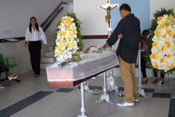 Antes de ser cremado, o corpo do ex-jogador Alex Alves foi velado na Capela E do cemitério Jardim da Saudade em Salvador, no bairro de Brotas. Ex-companheiros dele compareceram e se emocionaram com o momento