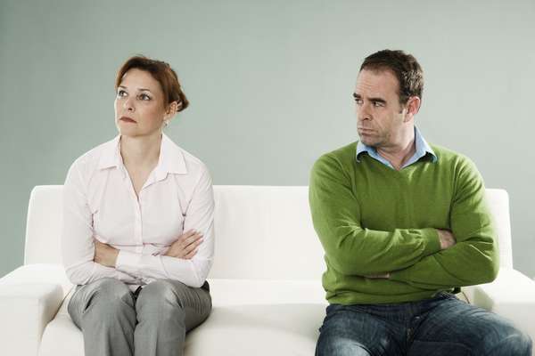 A falta de comunicação é uma das principais razões que leva os casais ao fim do casamento. Silêncio, frases em tom ríspido e omissão são comportamentos comuns que podem gerar grandes problemas. Por isso, o site Your Tango listou cinco hábitos que podem levar ao divórcio. Confira a seguir