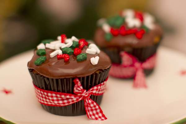 O Natal já está chegando e, nessa época, os cardápios da ceia já estão sendo pensados pelos anfitriões. Se você ainda não definiu seu menu completo e está a fim de servir algo diferente aos seus convidados, o Cupcake Chocotone é uma boa pedida. A receita foi criada pela chef Renata Macena e também pode ser feita na versão Panetone. A seguir, veja os ingredientes e modo de preparo