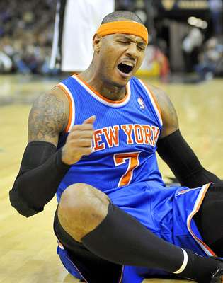 NY Knicks vs. Spurs: Carmelo Anthony se queja de un golpe tras recibir la falta. Los Knicks de Nueva York remontaron una desventaja de 12 puntos para vencer 104-100 a los Spurs de San Antonio.