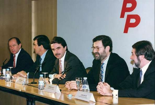 El expresidente del Gobierno José María Aznar asegura en sus memorias que la decisión más difícil que ha tomado en su vida fue mantener su compromiso de no presentarse a un tercer mandato y señala que la elección de Mariano Rajoy como su sucesor fue por el interés de España. Eso sí, especifica que, en el año 2000, por dos veces le ofreció a Rodrigo Rato que le sucediese al frente del partido y del Gobierno. Según Aznar, Rato rechazó esta oferta porque no se veía capaz de asumir esa responsabilidad en ese momento porque tenía niños pequeños. Según Aznar en 2003 Rato cambió de idea y le dijo que quería ser candidato, pero para entonces la apuesta del ex presidente ya era Mariano Rajoy.