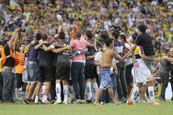 O Criciúma ficou no 0 a 0 com o Atlético-PR e comemorou o empate como se fosse uma goleada. Afinal, o time catarinense está de volta à primeira divisão do Campeonato Brasileiro após oito anos