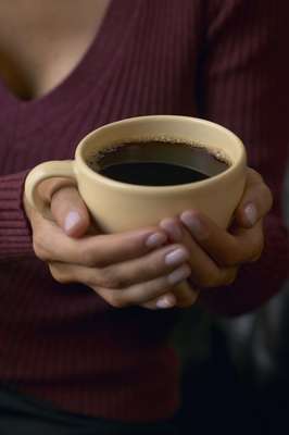 1. Faz bem para o humor: se consumido em quantidades moderadas, o café pode fazer muito bem à sua saúde. "A cafeína estimula a liberação da dopamina, um neurotransmissor que ativa a área do cérebro responsável pela atenção e produtividade", explica Rania Batayneh, consultora nutricional do Essential Nutrition For You. E é por causa dessa dose de dopamina que o café pode ajudar a regular o seu humor, pelo menos temporariamente