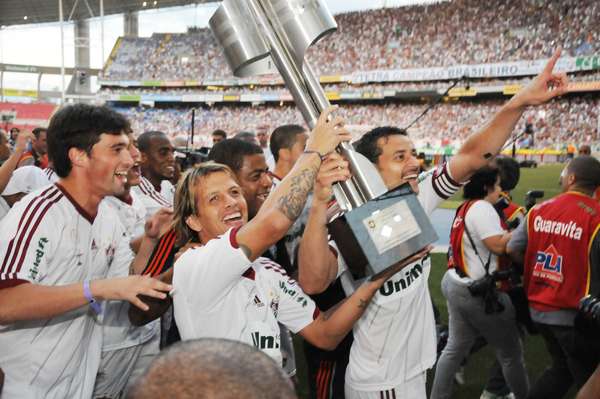 Fluminense festejou neste domingo ao receber a taça de campeão brasileiro no Engenhão, apesar da derrota por 2 a 0 para o Cruzeiro