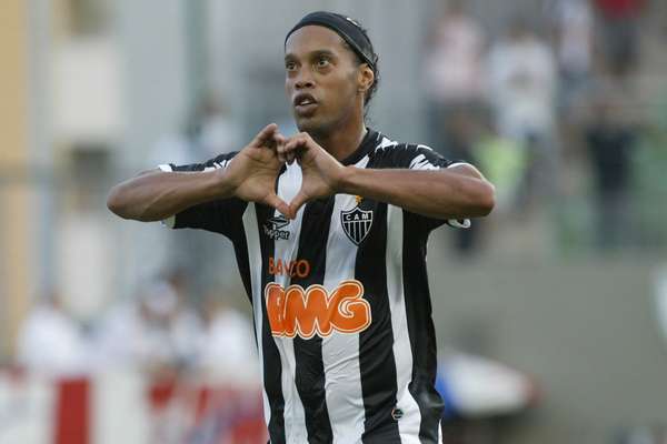 Ronaldinho vibra após fazer o gol de empate do Atlético-MG diante do Atlético-GO; torcida mineira pediu permanência do craque