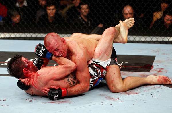Em casa, pelo UFC 154, o canadense Georges St-Pierre voltou a provar porque é um dos maiores lutadores de MMA de todos os tempos, mesmo após 19 meses parado. Ele venceu Carlos Condit com grande domínio e defendeu seu cinturão dos pesos meio-médios