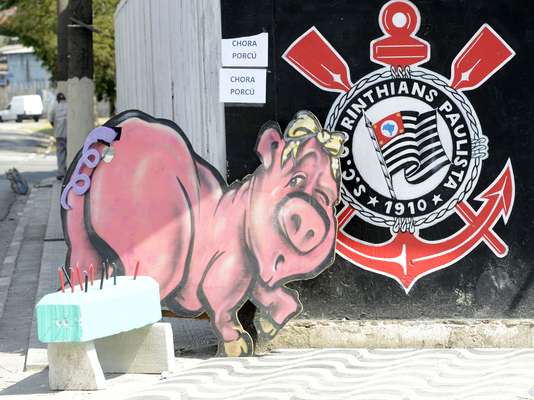Organizada do Corinthians promove, nesta segunda-feira, festa para comemorar rebaixamento do Palmeiras; evento acontece em São Paulo e tem carne suína como prato principal do cardápio