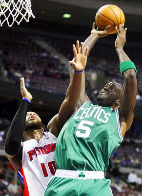 Celtics vs. Pistons: Kevin Garnett (5) lanza el balón ante la marca de Greg Monroe. Detroit venció 103-83 a Boston para sumar su primer triunfo en casa y segundo en la temporada.