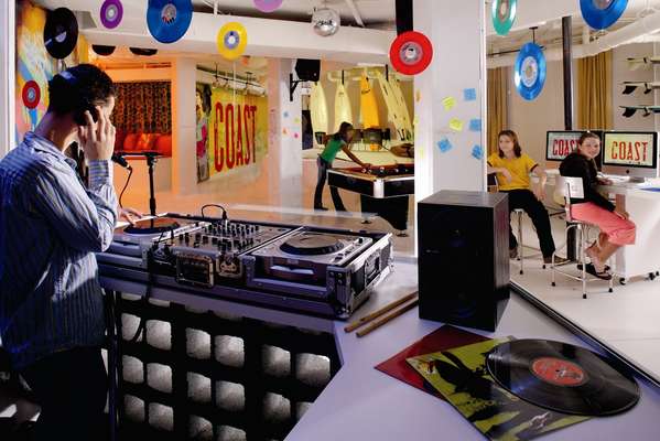 Estúdio de gravação, The Ritz-Carlton, Palm Beach: os jovens que curtem música podem se aventurar como DJ iniciante, criando trilhas sonoras próprias, que podem ser gravadas em seus iPods. Além do estúdio de gravação, o resort mantém ainda um salão de beleza específico para os adolescentes