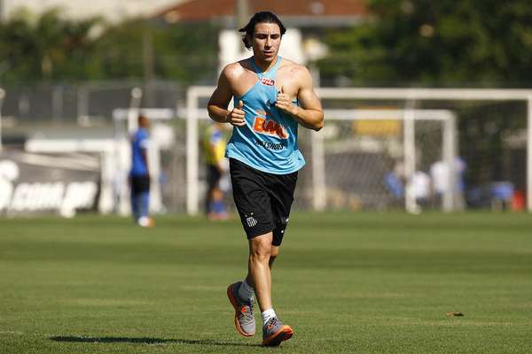 Visando o clássico contra o Corinthians, que acontecerá no próximo sábado, às 19h30, o Santos treinou nesta terça-feira no CT Rei Pelé e o lateral direito uruguaio Fucile chamou a atenção pelos cabelos longos, semelhantes ao de um samurai; o defensor se recupera de uma lesão que o mantém afastado dos gramados há meses