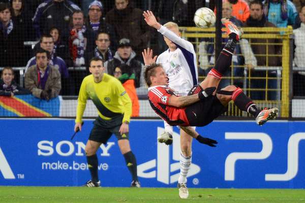 Com um golaço de bicicleta, de fora da área, do zagueiro Mexes, o Milan venceu o Anderlecht por 3 a 1, nesta quarta-feira, na Bélgica, em jogo válido pela quinta rodada do Grupo C da Liga dos Campeões da Europa