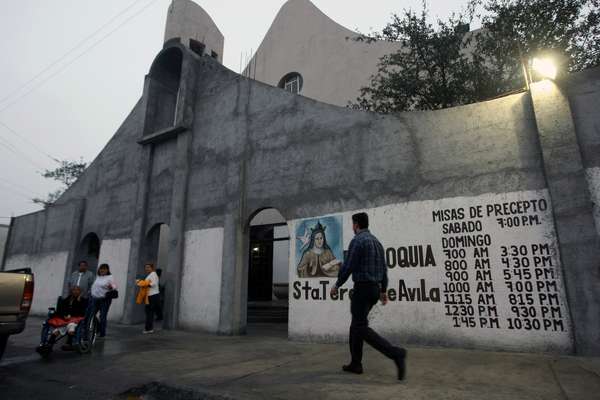 Acorralado por la inseguridad, un sacerdote de la ciudad mexicana de Monterrey (norte) se vio obligado a levantar un alto muro para proteger a sus feligreses y a instalar un semáforo que alerta sobre las frecuentes balaceras.