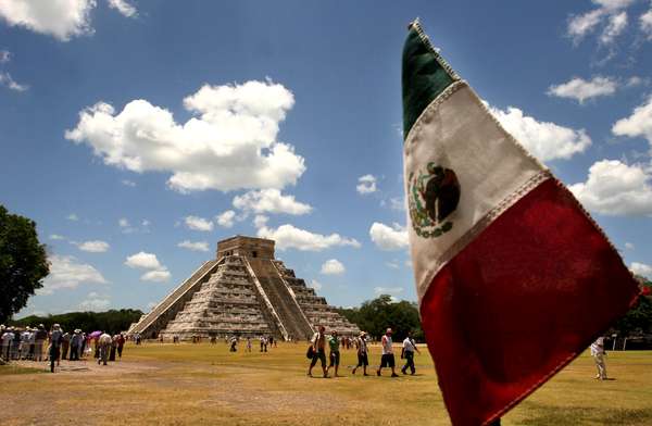 La supuesta profecía maya del "fin del mundo" el 21 de diciembre vaticina para balnearios mexicanos como Cancún una masiva llegada de turistas, mientras que sitios arqueológicos como Chichén Itzá se preparan para recibir a miles de visitantes nacionales y extranjeros.