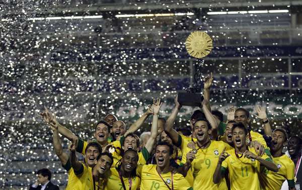 Encoberto por Fred, capitão Réver levanta a taça do Superclássico das Américas após a vitória nos pênaltis que deu ao Brasil o bi da competição