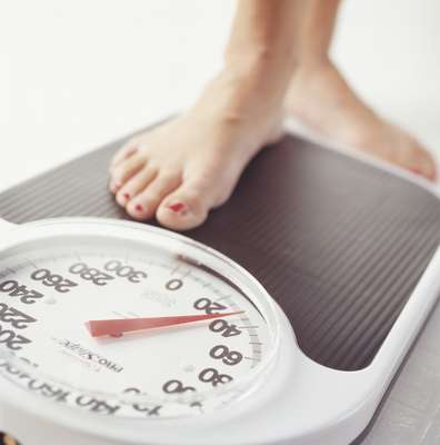Com a aproximação das festas de fim de ano e do verão, cresce a tentação em sucumbir a dietas radicais para perder peso. Mas muitas das dietas "da moda", ainda que endossadas e praticadas por celebridades, são pouco recomendadas por especialistas. A Associação Dietética Britânica (BDA, na sigla em inglês) divulgou na quinta-feira (22) a lista (compilada anualmente) das cinco que considera as dietas mais "suspeitas", a serem evitadas pelas pessoas. Confira