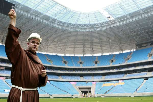 A Arena do Gr&ecirc;mio est&aacute; pronta e, agora, aben&ccedil;oada: nesta sexta-feira, o Frei Luciano Bruxels compareceu ao local para ritual com &aacute;gua benta e terra santa