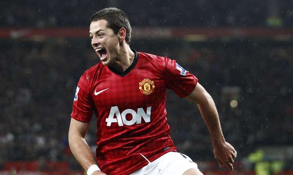 Chicharito comemora gol na vitória por 3 a 1 sobre o lanterna QPR; com o resultado, Manchester United assumiu liderança do Inglês