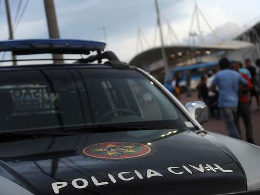 Para evitar que cenas como as que foram vistas no dia 19 de agosto, quando o torcedor do Vasco Diego Martins Leal foi morto numa briga com flamenguistas, a Divisão de Homicídios da Polícia Civil faz uma operação no Estádio do Engenhão até o final do clássico entre as duas equipes pela penúltima rodada do Campeonato Brasileiro