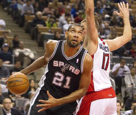 Una vez más la combinación del base francés Tony Parker y el veterano Tim Duncan permitieron que los Spurs de San Antonio vencieron a domicilio, en doble prórroga, a los Raptors de Toronto por 106-111.