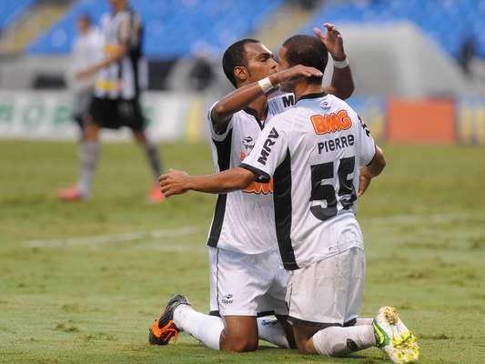 Fora de casa, o Atlético-MG venceu o Botafogo pelo placar de 3 a 2, de virada, e segue na briga pelo vice-campeonaro