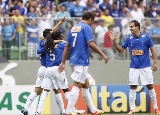 Cruzeiro venceu o Coritiba por 2 a 1, neste domingo, no Estádio Independência, e garantiu o terceiro triunfo consecutivo a uma rodada do final do Campeonato Brasileiro
